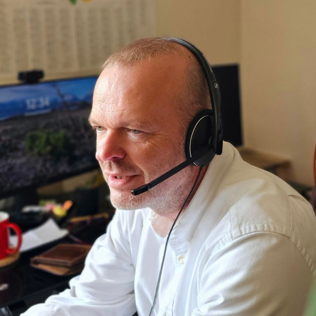 Mann am telefonieren